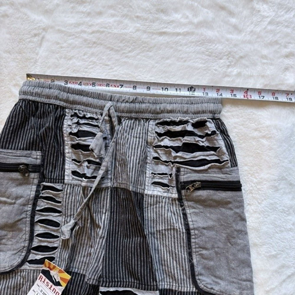 Rising International Patchwork Cargo Shorts Grey Black Distressed Cotton L - Picture 5 of 7